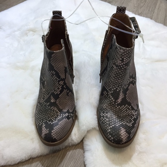 NWOT Universal Thread Gray Python Snakeskin Boots - Picture 2 of 10